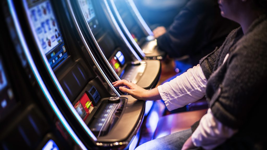 ¿Cómo se juega en las máquinas de casino?